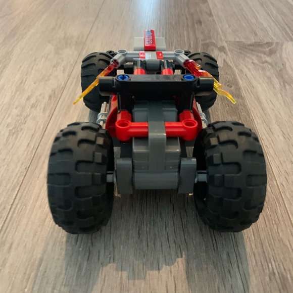 42073 Lego Technic Bash! - Picture 2 of 4